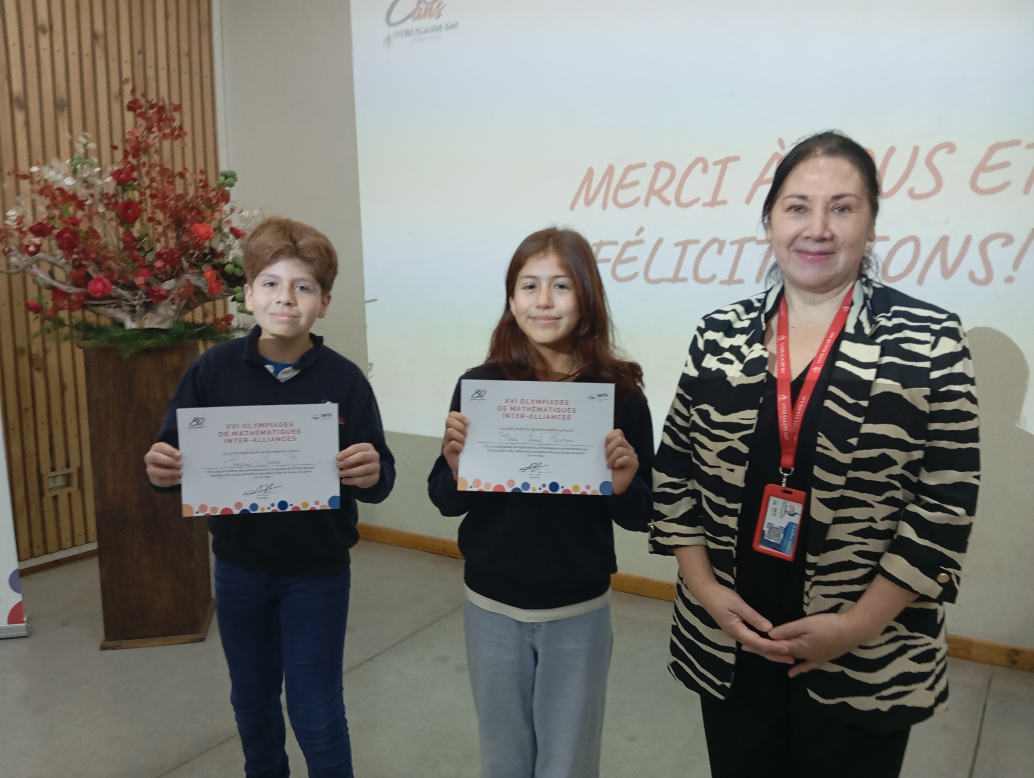 Élèves et enseignante avec les diplômes