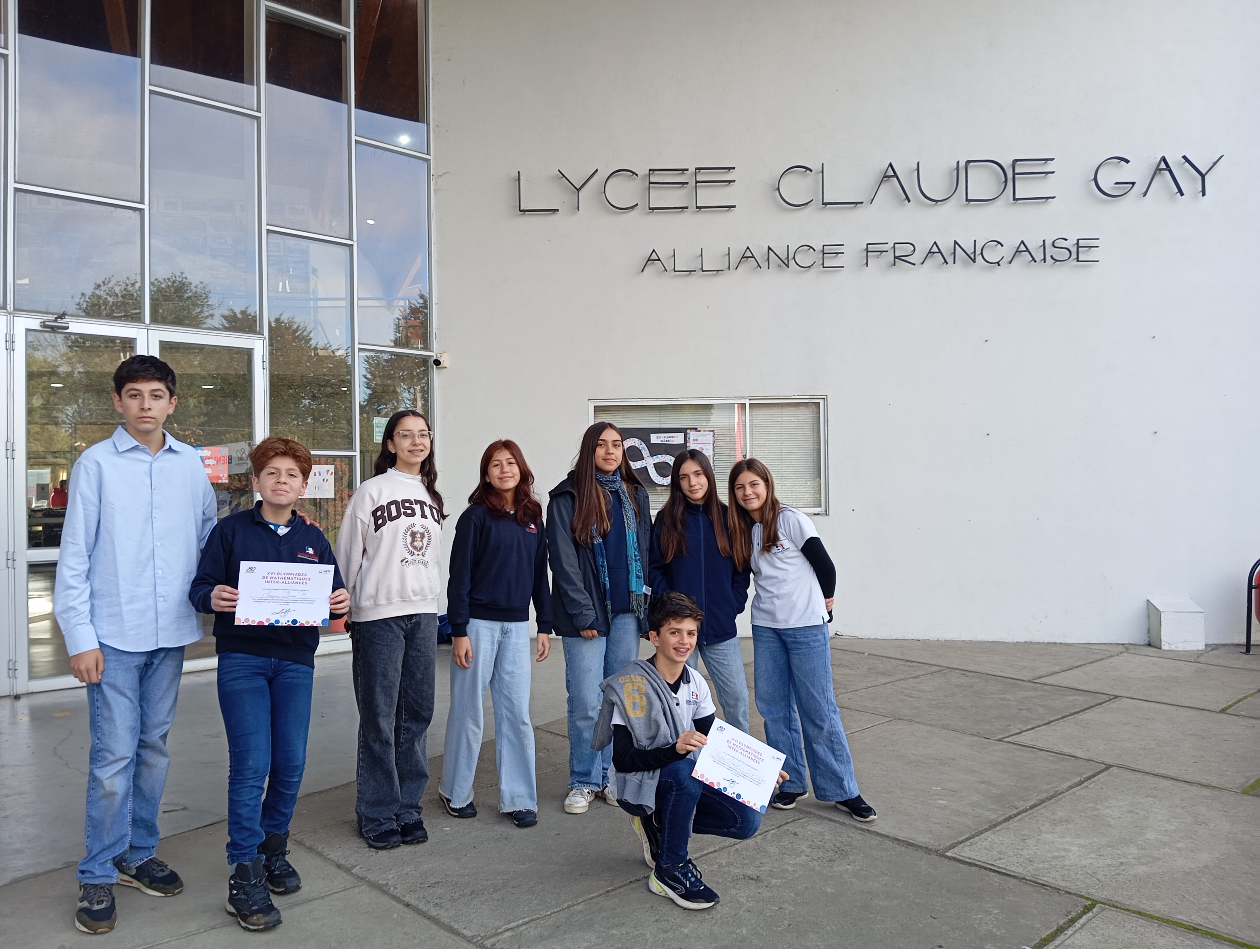 L'équipe devant le Lycée Claude Gay