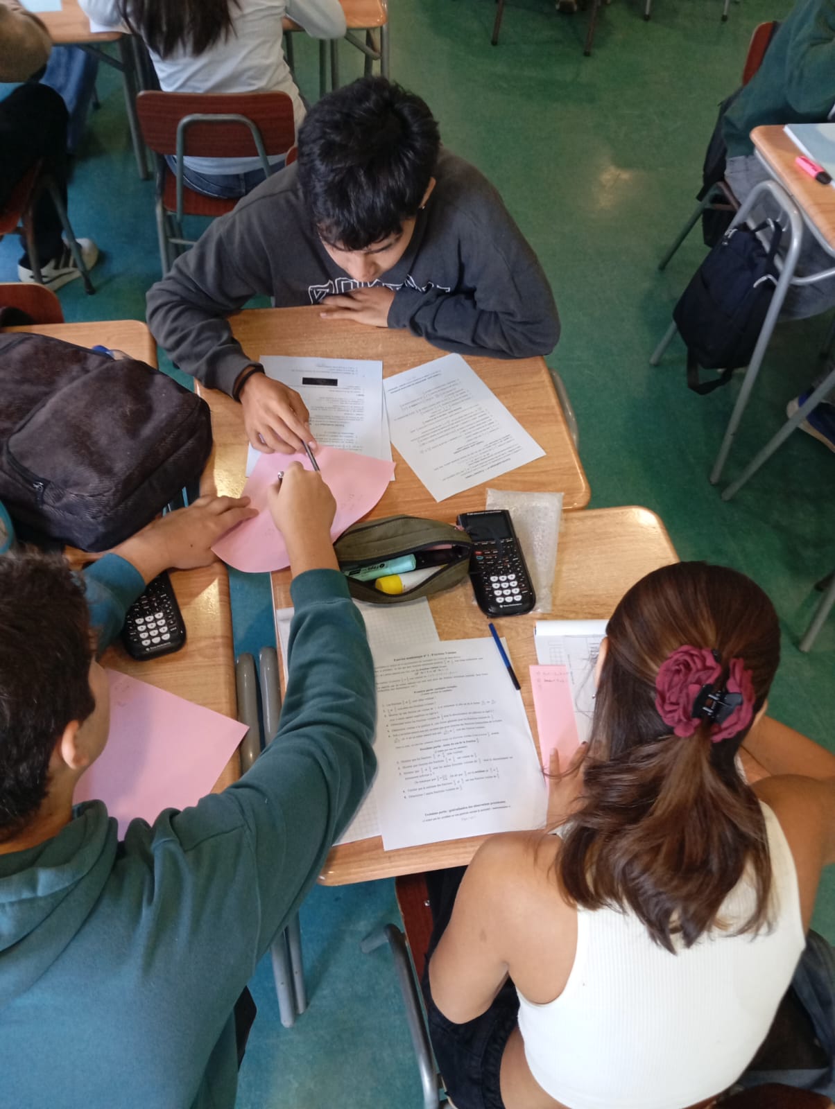 Élèves et enseignante avec les diplômes