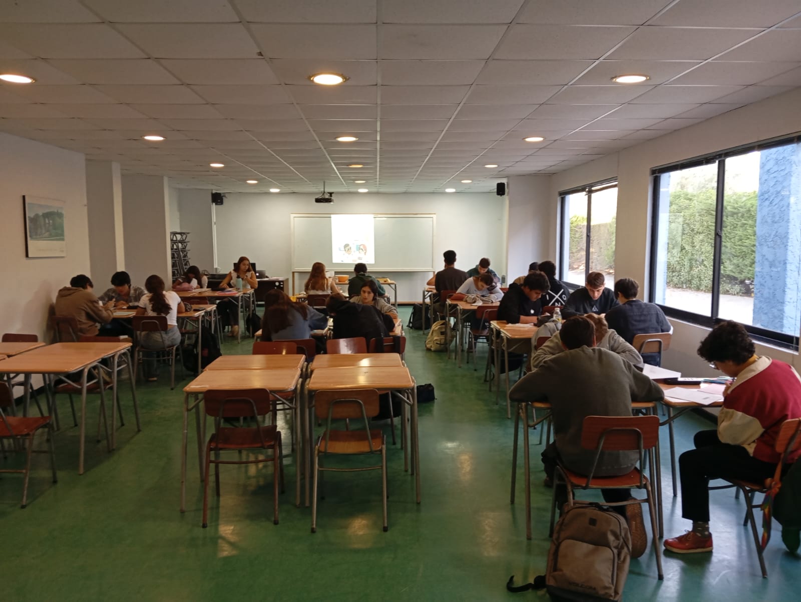 L'équipe devant le Lycée Claude Gay