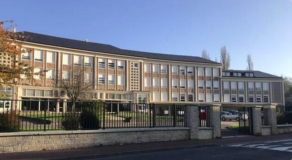 Photo de la façade du Lycée Guillaume-le-Conquérant à Falaise